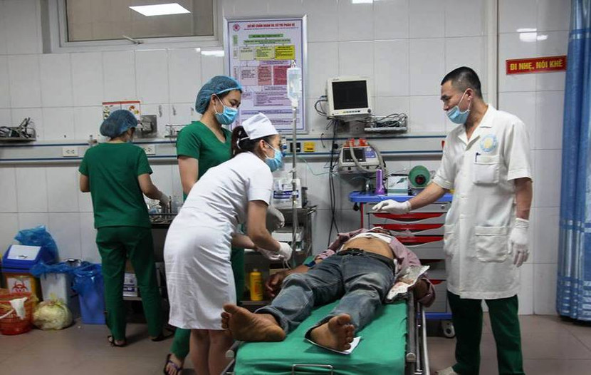 Xe khách va chạm với xe container khiến 10 người bị thương ảnh 2 Xe khách va chạm với xe container khiến 10 người bị thương ảnh 2