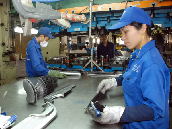 Công nhân nghèo phấp phỏng chờ thưởng Tết ảnh 1