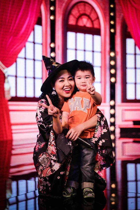 Con trai 2 tuổi của Kim Tử Long đại náo trường quay Danh hài đất Việt ảnh 8