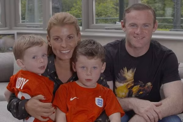 Rooney thích làm thơ và thường viết thư tình cho vợ ảnh 8