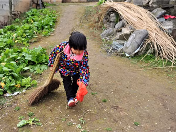  Bé 7 tuổi chăm ông bà ốm yếu ảnh 1