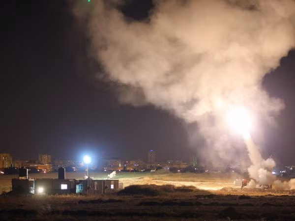 Tel Aviv hứng chịu hai quả tên lửa được phóng đi từ Dải Gaza ảnh 1