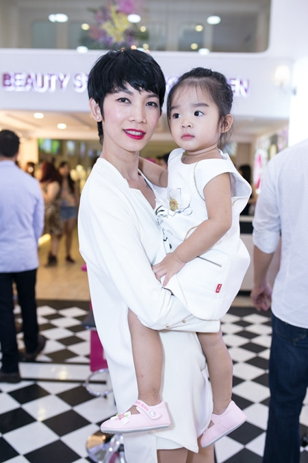 Xuân Lan cùng con gái đến mừng MC Kỳ Duyên lên chức bà chủ ảnh 1