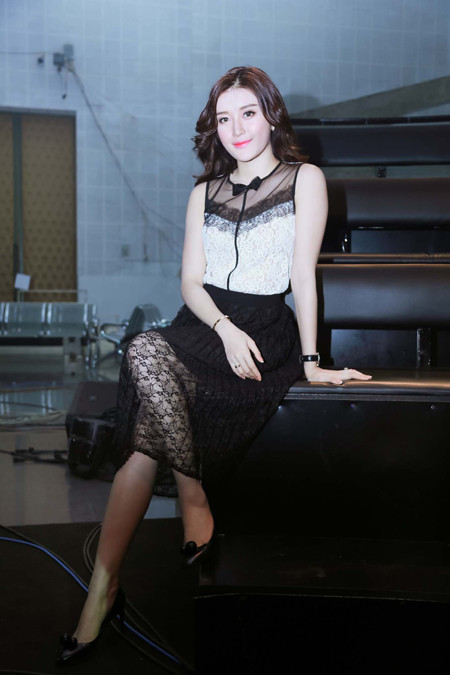 Á hậu Huyền My xuất hiện rạng rỡ sau scandal mặc "váy nhái" ảnh 9