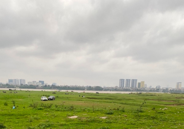 Bất chấp yêu cầu cấm tụ tập đông người để phòng dịch Covid-19, hàng trăm người vẫn kéo ra bãi giữa sông Hồng ăn uống ảnh 3