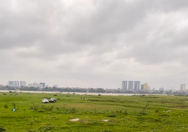 Bất chấp yêu cầu cấm tụ tập đông người để phòng dịch Covid-19, hàng trăm người vẫn kéo ra bãi giữa sông Hồng ăn uống ảnh 3