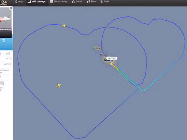 Lái máy bay theo hình trái tim mừng đám cưới ảnh 1