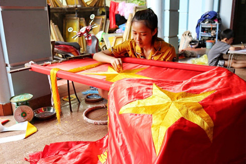 Tung bay năm cánh sao vàng ảnh 2