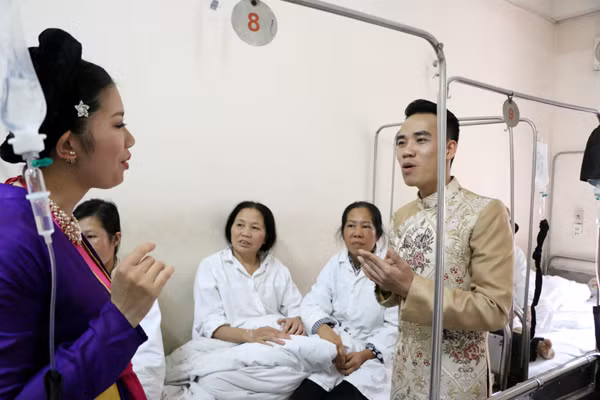 Danh hài Trà My "vác bụng bầu" lên sân khấu ảnh 1