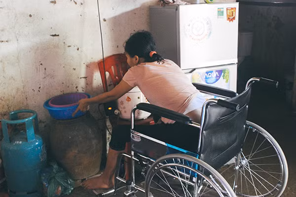 Mẹ ngồi xe lăn chắt chiu từng đồng nuôi con ăn học ảnh 5
