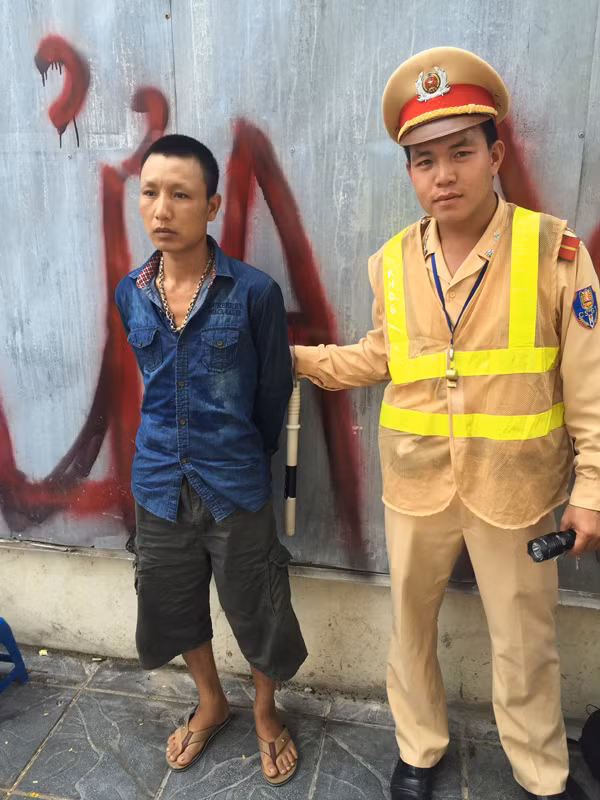 Mang theo ma túy, bỏ xe tháo chạy khi gặp CSGT ảnh 1