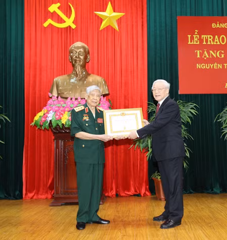 Tổng Bí thư, Chủ tịch nước trao phần thưởng cao quý tặng đồng chí Lê Khả Phiêu ảnh 1