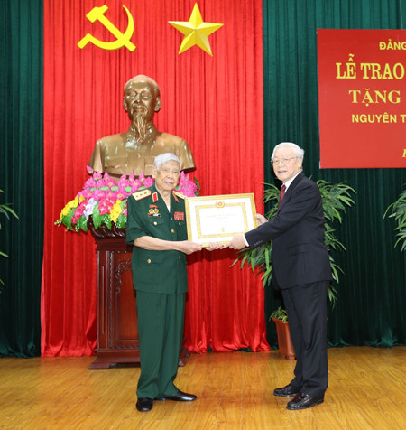 Tổng Bí thư, Chủ tịch nước trao phần thưởng cao quý tặng đồng chí Lê Khả Phiêu ảnh 1