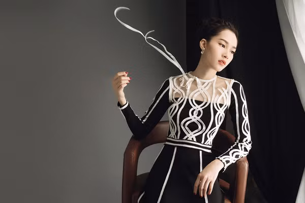 Hoa hậu Đặng Thu Thảo cuốn hút với phong cách gợi cảm ảnh 7