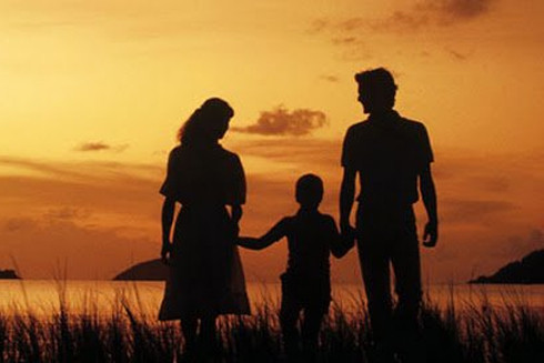 Pháp luật cho phép nhận con riêng của vợ hoặc chồng làm con nuôi ảnh 2