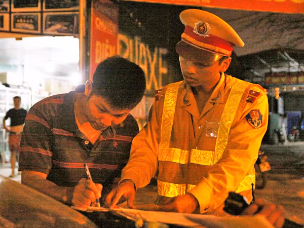 Nửa đêm đi "quét" xe tải bẩn ảnh 1