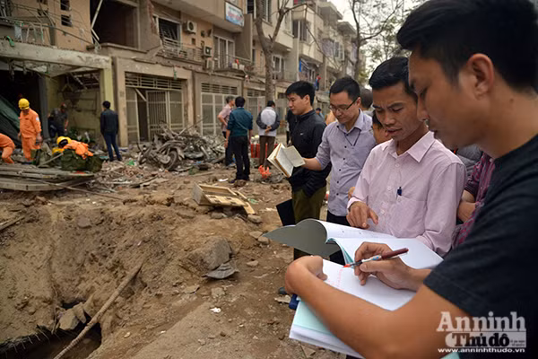 Khẩn trương ổn định cuộc sống người dân sau vụ nổ ở khu đô thị Văn Phú, Hà Nội ảnh 7