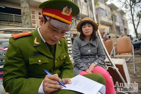 Khẩn trương ổn định cuộc sống người dân sau vụ nổ ở khu đô thị Văn Phú, Hà Nội ảnh 12