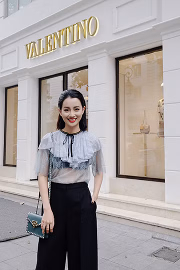 BTV Quỳnh Chi chứng tỏ độ sành điệu với quần áo đắt đỏ ảnh 4