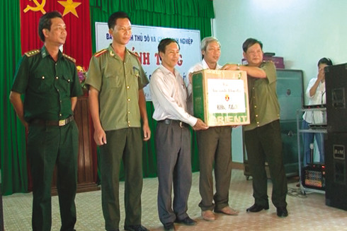 Tiếp sức ngư dân giữa những ngày Biển Đông dậy sóng ảnh 1