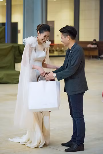 Dương Thùy Linh hạnh phúc được chồng đón sau khi "chạy show" ảnh 9
