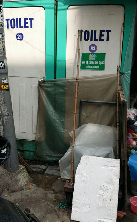 Nhà vệ sinh công cộng - những hình ảnh nhếch nhác, khó chịu (1): Mới hay cũ đều bốc mùi khó chịu ảnh 2