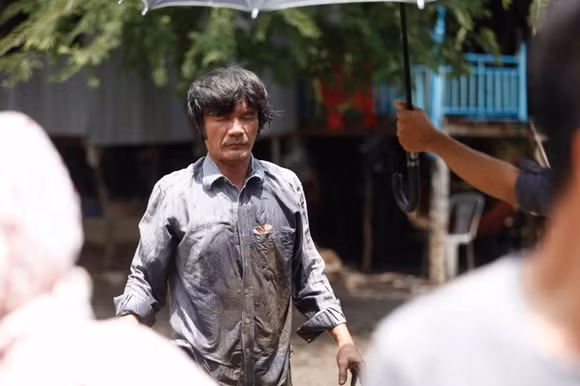 Ngọc Trinh lội bùn, đội cơn mưa tầm tã mang cơm cho cha ảnh 4