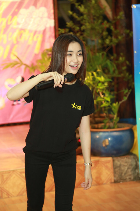 Trọng Hiếu, Hoà Minzy và Rocker Nguyễn vui Trung thu cùng trẻ em cơ nhỡ ảnh 1 Trọng Hiếu, Hoà Minzy và Rocker Nguyễn vui Trung thu cùng trẻ em cơ nhỡ ảnh 1