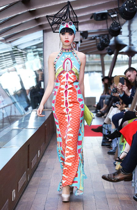 Ấn tượng show thời trang thắp sáng sông Seine ảnh 3