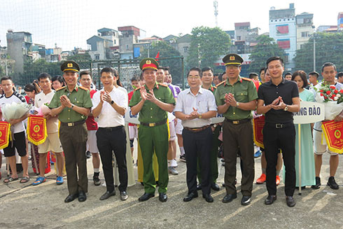 Giải bóng đá CAQ Hoàn Kiếm: Khi những chiến sỹ tranh tài trên sân cỏ ảnh 5