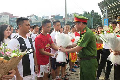 Giải bóng đá CAQ Hoàn Kiếm: Khi những chiến sỹ tranh tài trên sân cỏ ảnh 2