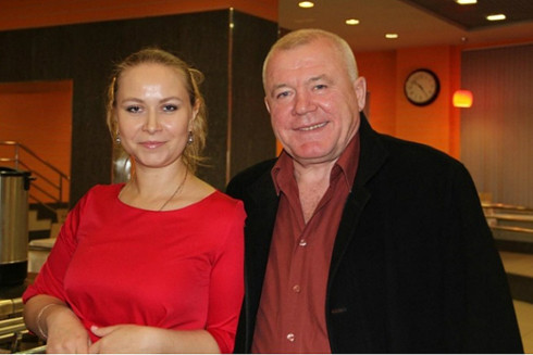 Cựu quan chức sát hại vợ rồi giả điên khi ra tòa ảnh 1