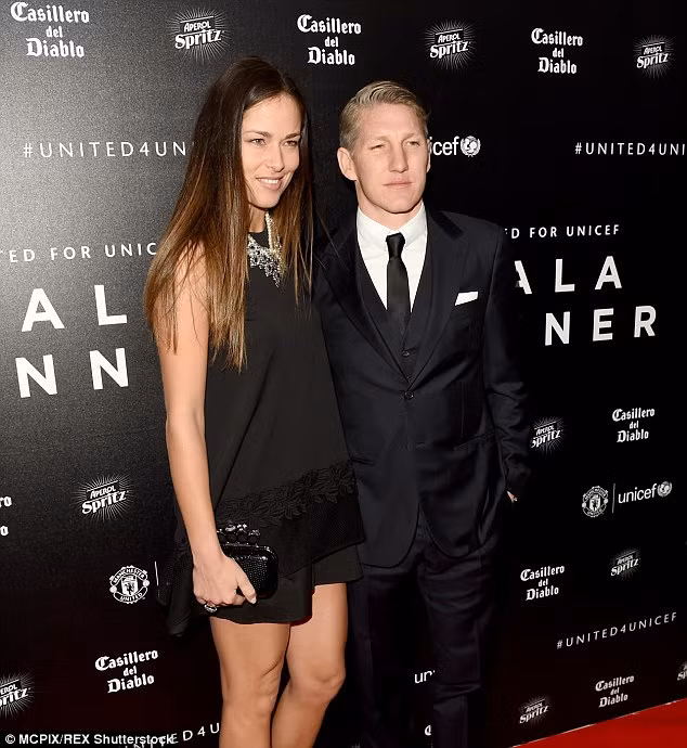 Bạn gái Schweinsteiger lộng lẫy trong trang phục truyền thống của Ấn Độ ảnh 5