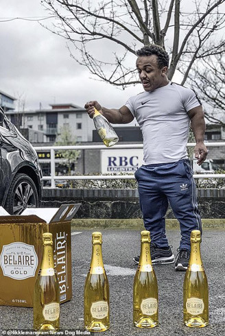 Một tù nhân ở Anh trở thành ngôi sao của mạng xã hội ảnh 2