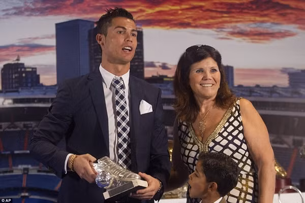 Real Madrid mở "đại tiệc" tôn vinh Ronaldo ảnh 4