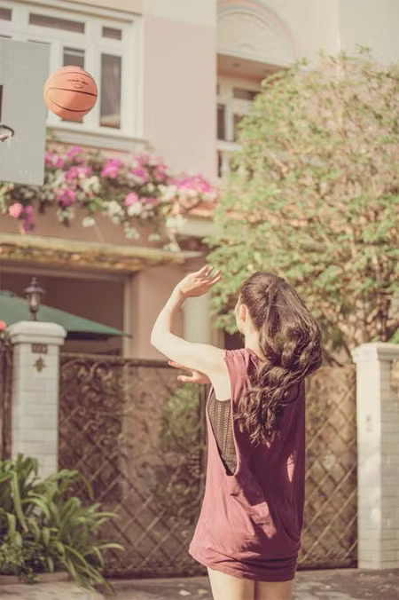 Hoa hậu Triệu Thị Hà khoe tài chơi bóng rổ ảnh 4