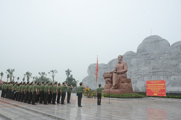 Báo công dâng Bác tại Khu lưu niệm Sáu điều Bác Hồ dạy Công an nhân dân ảnh 2