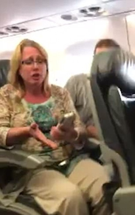 Lôi xềnh xệch bác sĩ gốc Việt, hãng hàng không Mỹ mất cả tỷ đô-la ảnh 2 Lôi xềnh xệch bác sĩ gốc Việt, hãng hàng không Mỹ mất cả tỷ đô-la ảnh 2