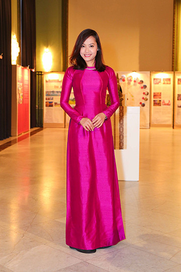 Hồng Ánh, Ngọc Thanh Tâm duyên dáng trong tà áo dài đón khách xem "Đảo của dân ngụ cư" ảnh 11