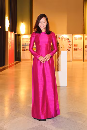 Hồng Ánh, Ngọc Thanh Tâm duyên dáng trong tà áo dài đón khách xem "Đảo của dân ngụ cư" ảnh 11