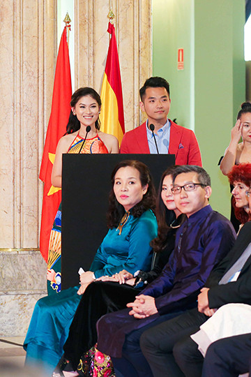 Hồng Ánh, Ngọc Thanh Tâm duyên dáng trong tà áo dài đón khách xem "Đảo của dân ngụ cư" ảnh 14