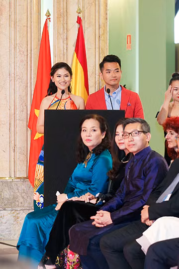 Hồng Ánh, Ngọc Thanh Tâm duyên dáng trong tà áo dài đón khách xem "Đảo của dân ngụ cư" ảnh 14