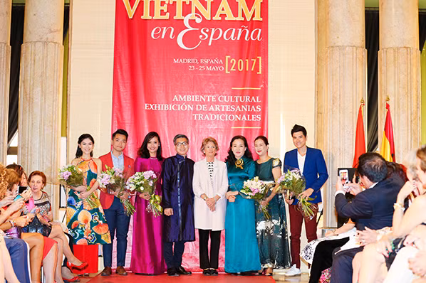 Hồng Ánh, Ngọc Thanh Tâm duyên dáng trong tà áo dài đón khách xem "Đảo của dân ngụ cư" ảnh 13