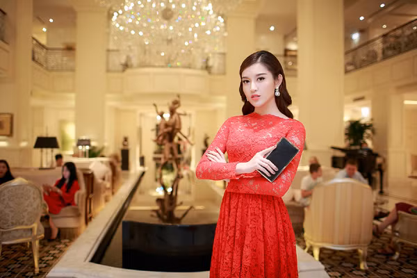 Bất ngờ với hình ảnh trưởng thành và quý phái của Á hậu Huyền My ảnh 1