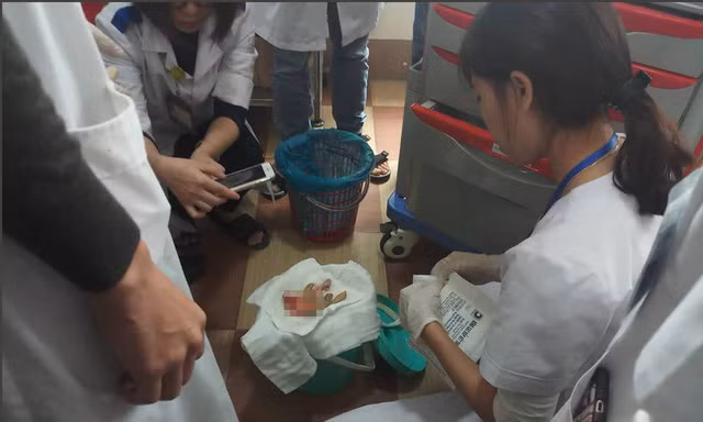 Bị nhắc nhở, người chạy "xe ôm" chém lìa tay ông chủ cửa hàng bán đồ ăn sáng ảnh 1