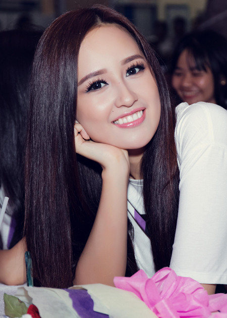 Hoa hậu Mai Phương Thuý bị vây kín khi làm đại sứ từ thiện ảnh 2