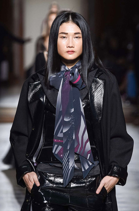 Thành viên Hiệp hội thời trang cao cấp Paris lần đầu tiên trình diễn BST tại Việt Nam ảnh 3