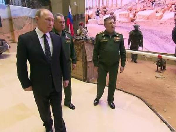 Tổng thống Putin thăm triển lãm vũ khí thu giữ được từ phiến quân ở Syria ảnh 1 Tổng thống Putin thăm triển lãm vũ khí thu giữ được từ phiến quân ở Syria ảnh 1