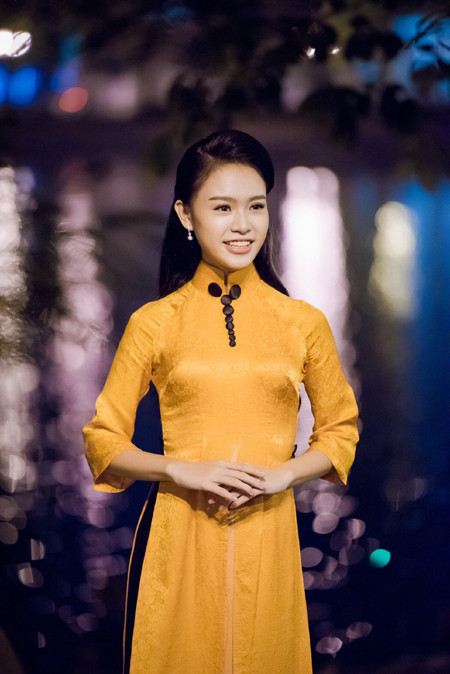 Diện áo dài lạ mắt, "người đẹp truyền thông" Ngọc Vân bị vây kín ở sự kiện ảnh 4