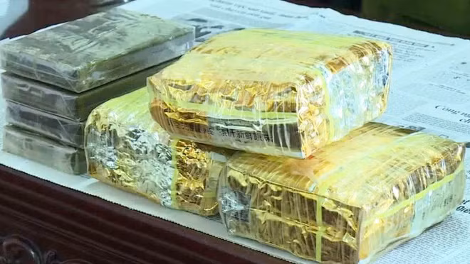 Người đàn ông bị bắt quả tang khi vận chuyển 3kg ma túy đá, 4 bánh heroin ảnh 1